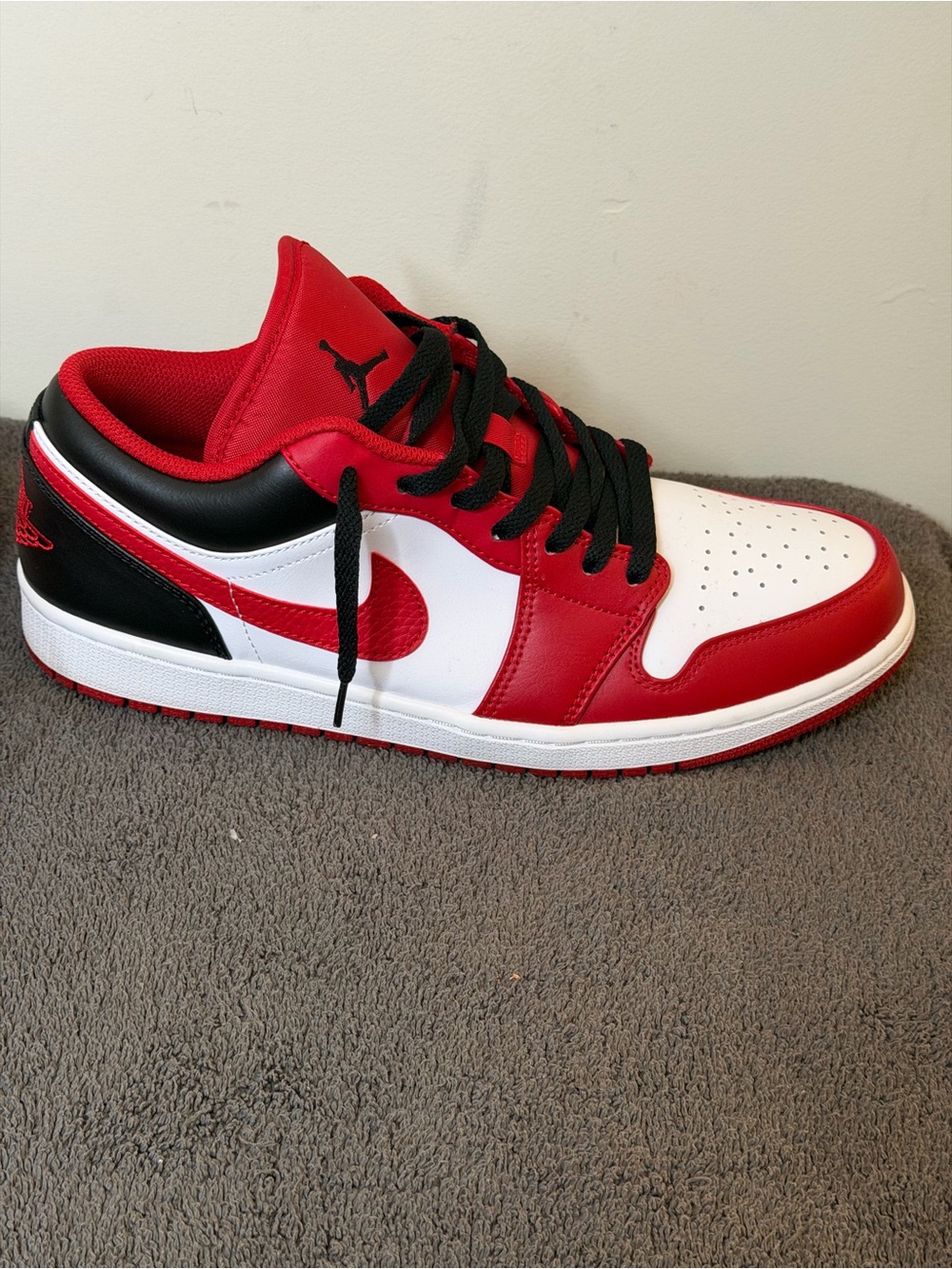 Nike Air Jordan 1 Low. Men’s size 10 1/2. In iconic white/ gym red/ black - Picture 4 of 5